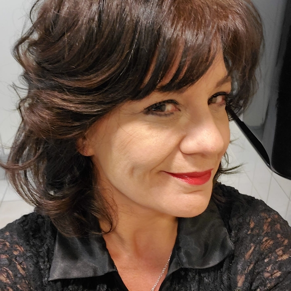 Meet your Posher, Vickie - Picture 1 of 1